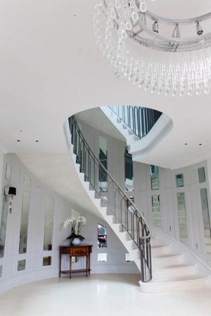 Cantilever Staircase with Thin Tread